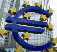 EURO-Symbol vor der Europäischen Zentralbank in Frankfurt  Bild: WEBSCHOOL