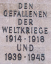 Gedenktext an die Gefallenen der Weltkriege am Wiener Neustdter Dom Bild: WEBSCHOOL