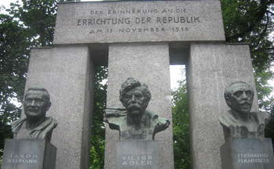 Republik-Denkmal in Wien, mit Büsten von Jakob REUMANN, Victor ADLER, Ferdinand HANUSCH  Bild: WEBSCHOOL