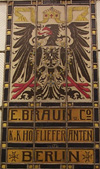 Deutsches Kaiserwappen geführt vom Bekleidungshaus BRAUN. Aufgenommen im Wiener Stammhaus, seit 2006 Sitz einer H + M Filiale