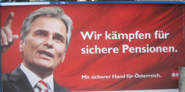 Plakattext: WIR KMPFEN FR SICHERE PENSIONEN; SP-Plakat;  Ort: 1100 Laxenburger Strae 2;  Datum: 30. Juli 13  Bild: WEBSCHOOL