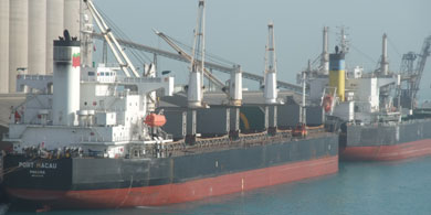 Massengutfrachter, Bulker. Hafen von Dubai. Bild: WEBSCHOOL