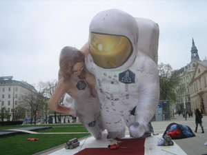 Aufblasbarer Astronaut mit AXE-Logo rettet ebenso aufgeblasene Dame. Bild: WEBSCHOOL 20. 4. 2013