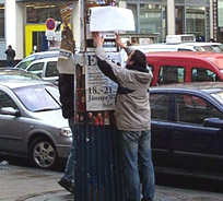 Ein "wilder" Kleber hetzt im Dezember 2006 durch die Mariahilfer Straße. Bild: WEBSCHOOL