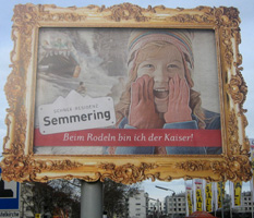 SEMMERING; "Beim Rodeln bin ich der Kaiser". Bild: WEBSCHOOL Ort: Kreuzung Raxstraße / Laxenburger Straße