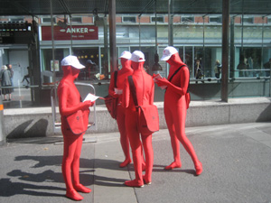 Zettelverteiler in roten Ganzkörperanzügen. Ort: 1100 Wien, Reumannplatz   Datum: 24. September 2013   Bild: WEBSCHOOL