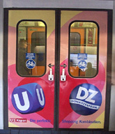 U4-Einstieg, Werbung für das an der U1 gelegene Einkaufszentrum DONAUZENTRUM